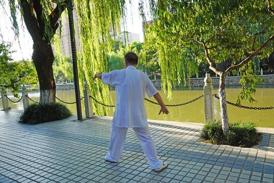 练习太极拳